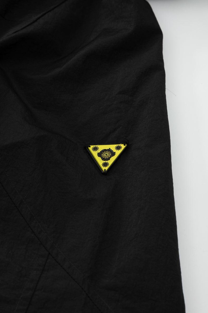 Cayendo-black-nylon-jacket-close-up-02.jpg