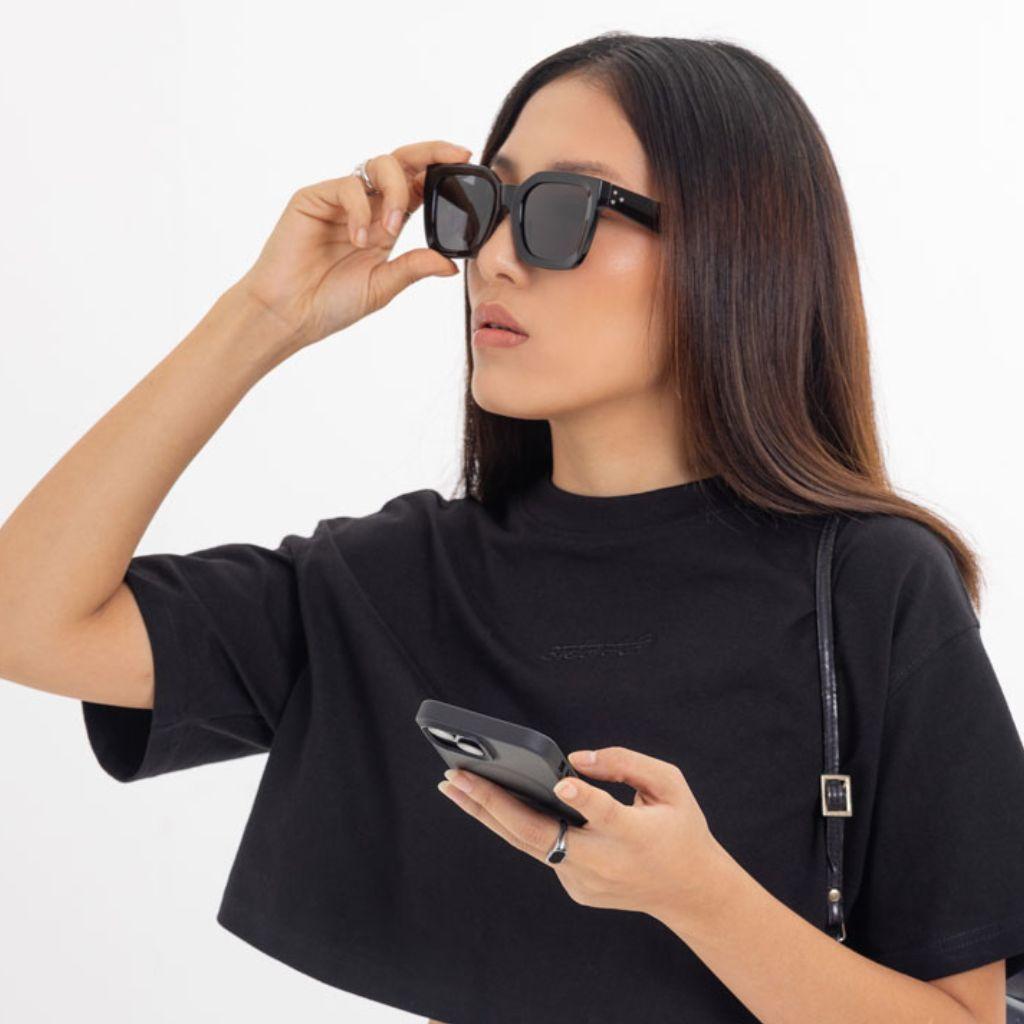 Urban-monkey-black-oversized-square-sunglasses-model-image-02-461657.jpg